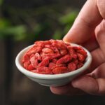 Kỷ tử Ninh Hạ hạt bé . Giá Kỷ Tử phụ thuộc và size và chất lượng hương vị của trái.